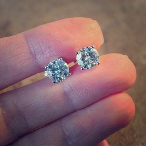 2.4ct. Approx moissanite earnings